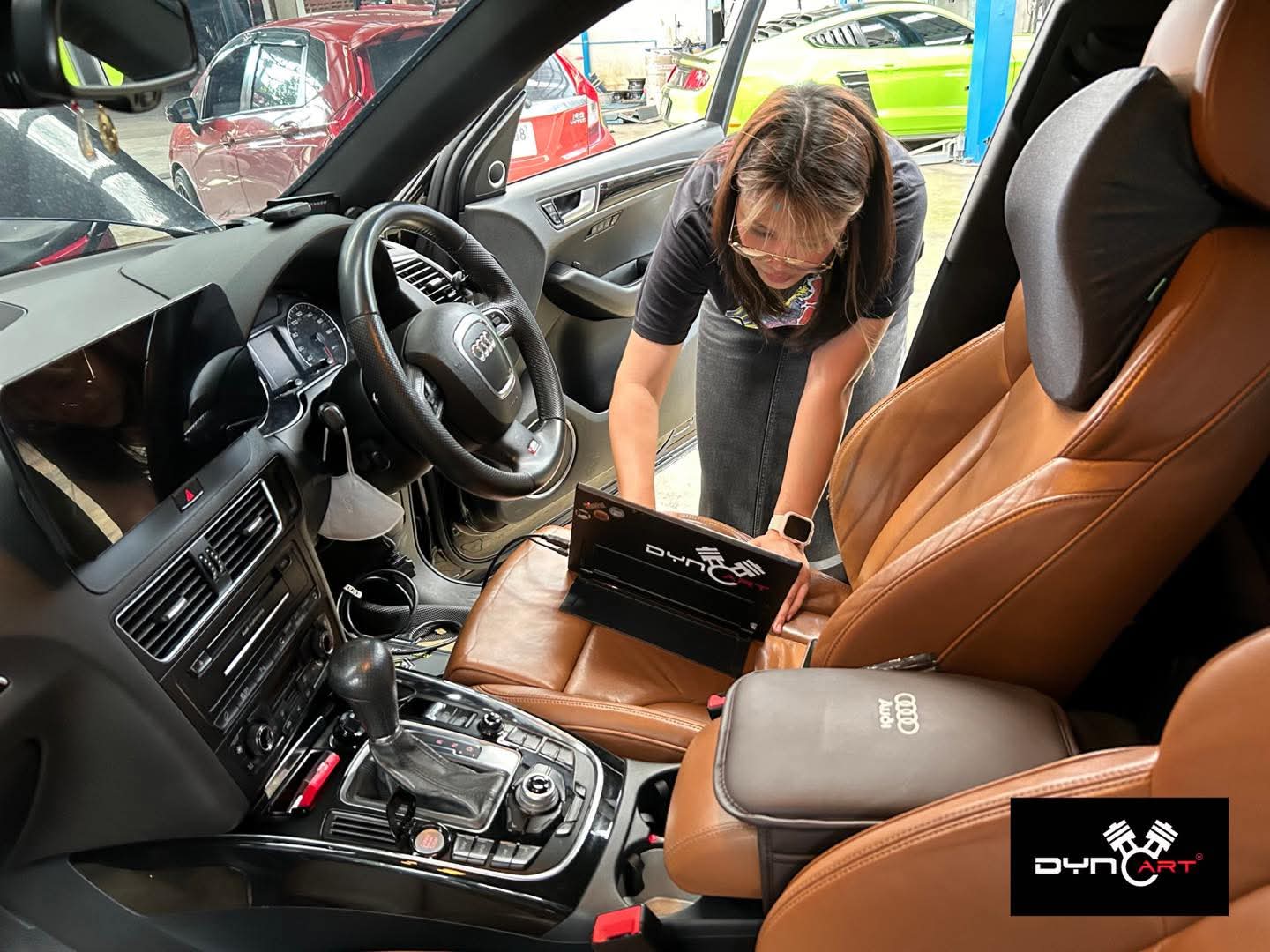 ช่างกำลัง Coding รถ Audi ภายในห้องโดยสาร